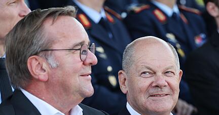 Laut einer Umfrage will eine große Mehrheit der Bundesbürger, dass Kanzler Scholz (rechts) zugunsten seines Verteidigungsministers Pistorius (links) auf eine erneute Kanzlerkandidatur verzichtet. (Archivbild)