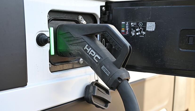 Schnelle Ladepunkte im Megawatt-Bereich f&uuml;r Lkw sind an den Autobahnen rar, kritisiert der Branchenverband BGL.