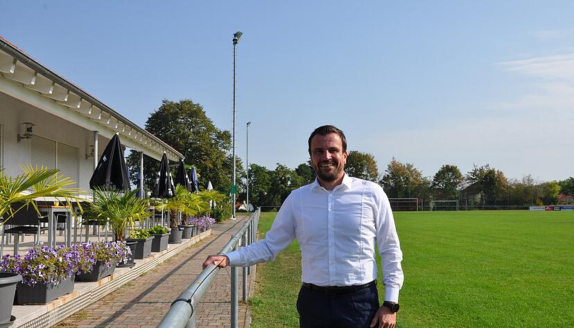 Thomas Ellwein ist stolz auf die Sportanlagen und das vereinseigene Sportheim, f&uuml;r das vor kurzem der Pachtvertrag verl&auml;ngert wurde.
Foto: Claudia Kostner