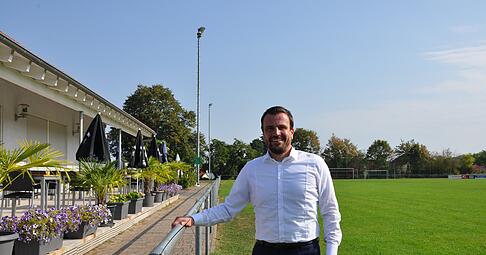 Thomas Ellwein ist stolz auf die Sportanlagen und das vereinseigene Sportheim, f&uuml;r das vor kurzem der Pachtvertrag verl&auml;ngert wurde.
Foto: Claudia Kostner