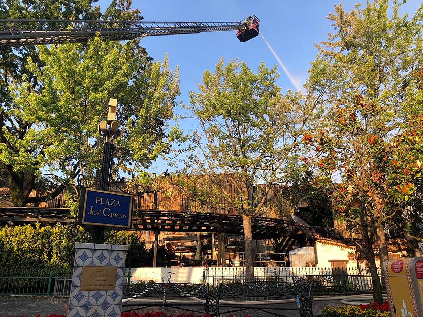 Feuerwehrleute sind am Europa-Park im Einsatz. Feuerwehrleute sind am Europa-Park im Einsatz.