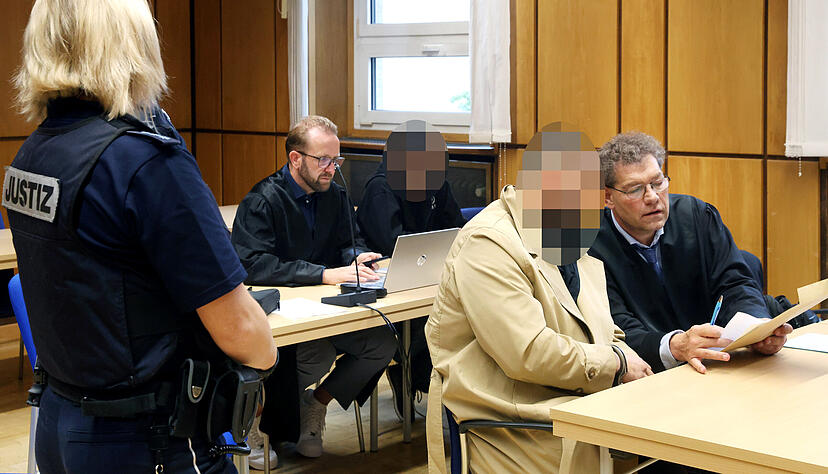 Die beiden Angeklagten beim Prozessauftakt im Gerichtssaal des Landgerichts Heilbronn, wo ihnen unter anderem Drogenhandel und Geiselnahme vorgeworfen wurde.