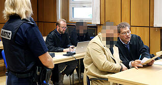 Die beiden Angeklagten beim Prozessauftakt im Gerichtssaal des Landgerichts Heilbronn, wo ihnen unter anderem Drogenhandel und Geiselnahme vorgeworfen wurde.