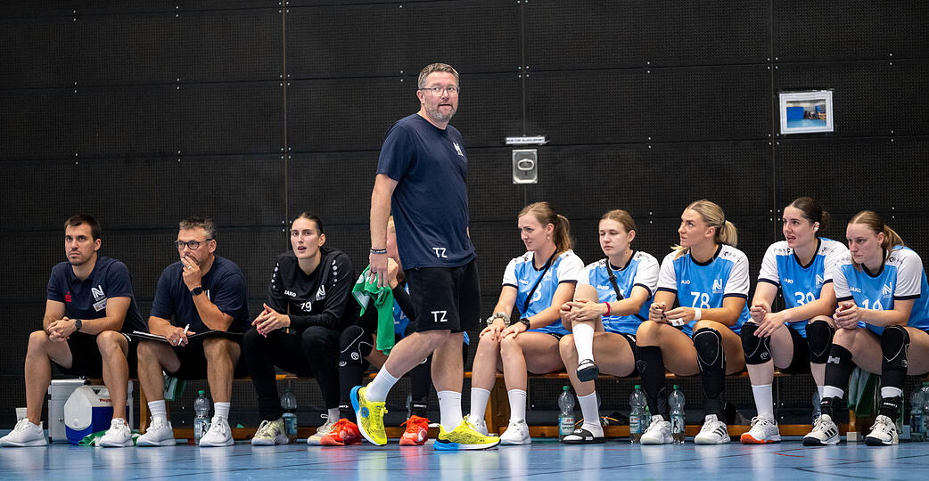 Trainer Thomas Zeitz (stehend) und seine Mannschaft wird man vorerst nicht mehr in der Sulmhalle antreffen. Das ausgesprochene Harzverbot macht ein Umplanen n&ouml;tig.