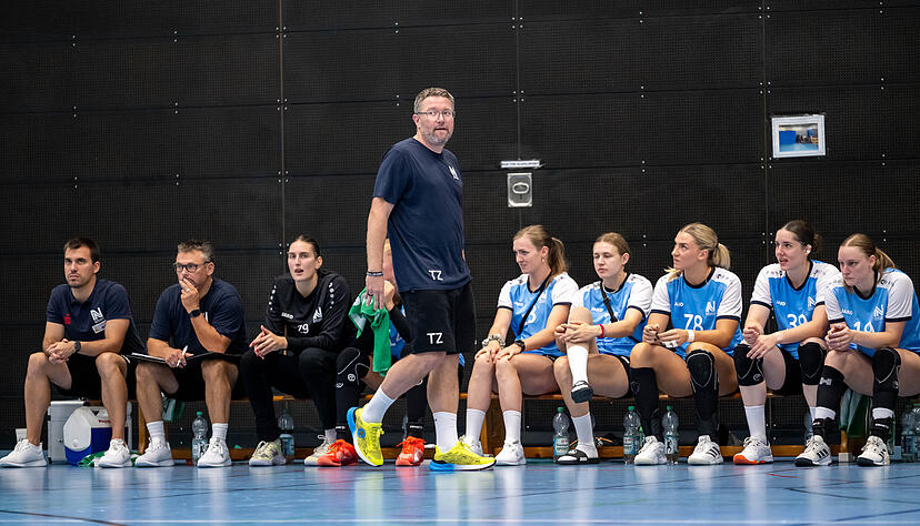Trainer Thomas Zeitz (stehend) und seine Mannschaft wird man vorerst nicht mehr in der Sulmhalle antreffen. Das ausgesprochene Harzverbot macht ein Umplanen n&ouml;tig.