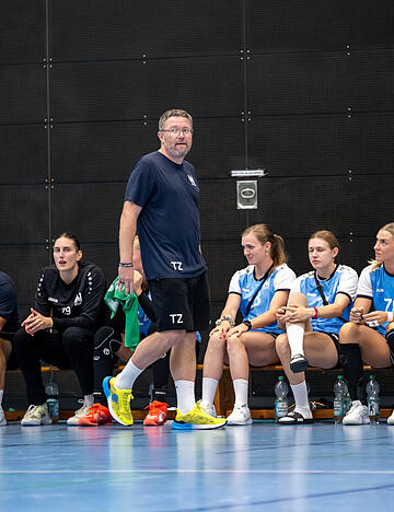 Trainer Thomas Zeitz (stehend) und seine Mannschaft wird man vorerst nicht mehr in der Sulmhalle antreffen. Das ausgesprochene Harzverbot macht ein Umplanen n&ouml;tig.