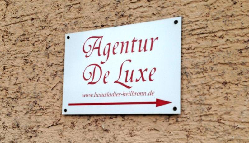 Ein Schild weist den Weg zum Hinterhof eines Hauses im Heilbronner Industriegebiet, in dem Frauen Liebesdienste gegen Bezahlung anbieten. Auf den Klingelschildern stehen Begriffe wie Massage oder TS Brandy Hammer. Foto: J&uuml;rgen K&uuml;mmerle