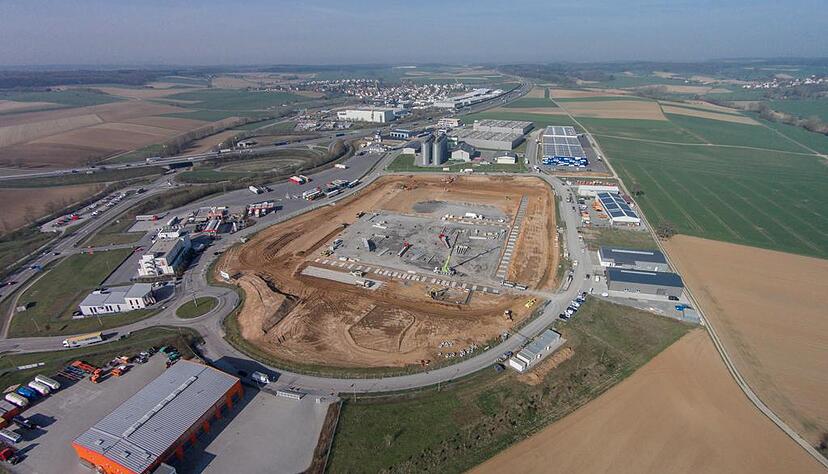 Zu erkennen sind die Dimensionen der Produktionshalle im Gewerbegebiet Buch&auml;cker. Foto: Manuel Maier
