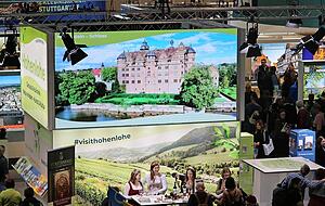 Mit einem neuen und modernen Gemeinschaftsstand glänzen die Hohenloher in Halle 6. Durch die markanten Bildschirme ist er weithin sichtbar. Mit einem neuen und modernen Gemeinschaftsstand glänzen die Hohenloher in Halle 6. Durch die markanten Bildschirme ist er weithin sichtbar.