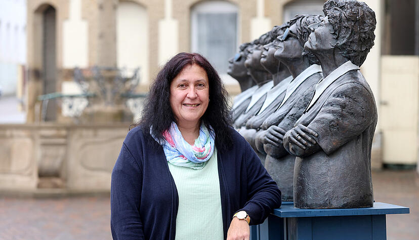 Guido Messers Skulptur „Persil bleibt Persil“ erinnert Maria Langjahr an Touristen bei einer Führung. Nebenan, im Rathaus, will sie Bürgermeisterin werden.
Foto: Seidel Guido Messers Skulptur „Persil bleibt Persil“ erinnert Maria Langjahr an Touristen bei einer Führung. Nebenan, im Rathaus, will sie Bürgermeisterin werden.
Foto: Seidel