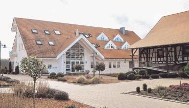 Hinter den Mauern des schmucken Clubheims rumort es. Die Golfer wollen wissen, wo die Geldanlage über 250.000 Euro geblieben ist. Foto: Thomas Braun Hinter den Mauern des schmucken Clubheims rumort es. Die Golfer wollen wissen, wo die Geldanlage über 250.000 Euro geblieben ist. Foto: Thomas Braun