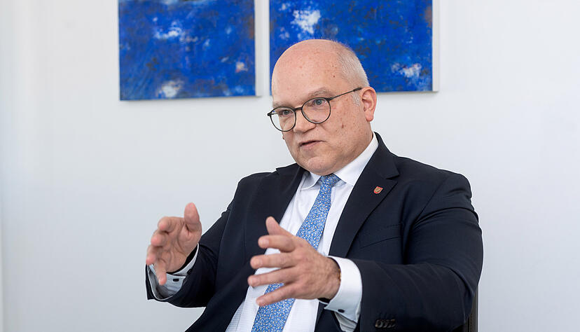 Landrat Norbert Heuser hofft mit dem neuen Sammelsystem ab 2026 auf weniger Müll und gerechtere Gebühren.