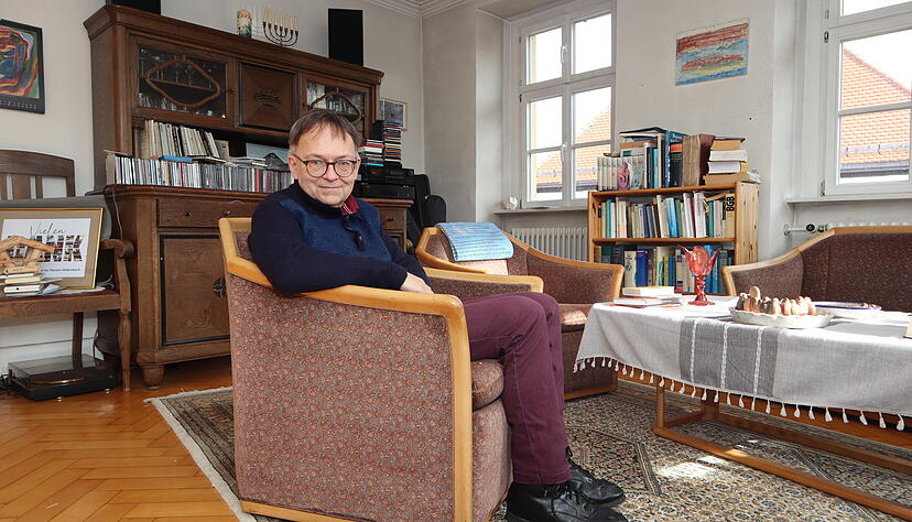 Mehr als 30 Jahre hatte Ulrich Hartmann sein Wohnzimmer im Hollenbacher Pfarrhaus. Inzwischen steht hier - f&uuml;r den Umzug bereit - das Inventar seines B&uuml;ros und eine CD-Sammlung mit Musik, die er k&uuml;rzlich f&uuml;r sich entdeckt hat.