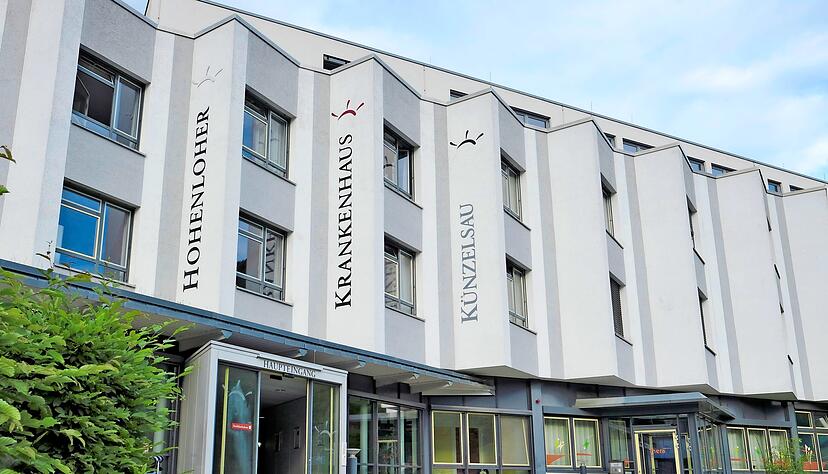 In diesem mittleren Krankenhaustrakt soll das Medizinische Versorgungszentrum (MVZ) entstehen. Das Ärztehaus Medi-Kün daneben bleibt bestehen. Die Folgenutzung des angrenzenden Bettenblocks wird erst 2019 entschieden.
Foto: Dennis Mugler In diesem mittleren Krankenhaustrakt soll das Medizinische Versorgungszentrum (MVZ) entstehen. Das Ärztehaus Medi-Kün daneben bleibt bestehen. Die Folgenutzung des angrenzenden Bettenblocks wird erst 2019 entschieden.
Foto: Dennis Mugler