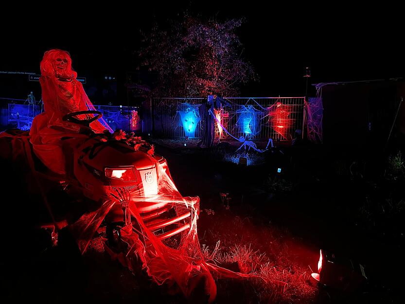 Daneben überfährt eine wütende Skelett-Braut ihren Gatten mit dem Rasenmäher. Lautlich untermalt die Szene ein Soundsystem. Daneben überfährt eine wütende Skelett-Braut ihren Gatten mit dem Rasenmäher. Lautlich untermalt die Szene ein Soundsystem.