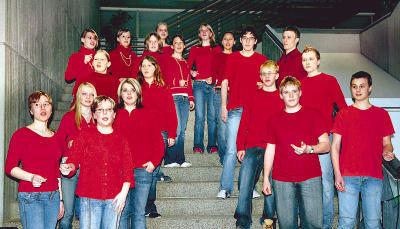 Architekt, Bauherren und Hausherr in einem Gruppenraum des Aufbaus f&uuml;r die Ganztagsbetreuung - im Hintergrund befindet sich das Wohngebiet Daistler.