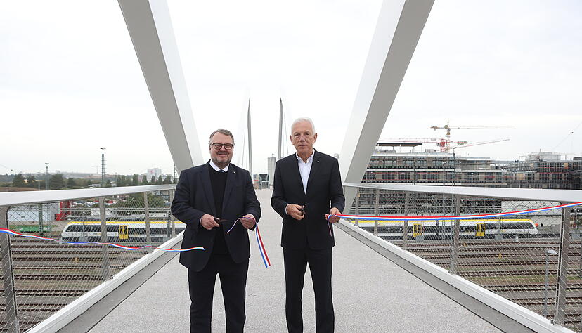 Baubürgermeister Andreas Ringle (links) und Oberbürgermeister Harry Mergel auf der neuen Brücke. Baubürgermeister Andreas Ringle (links) und Oberbürgermeister Harry Mergel auf der neuen Brücke.