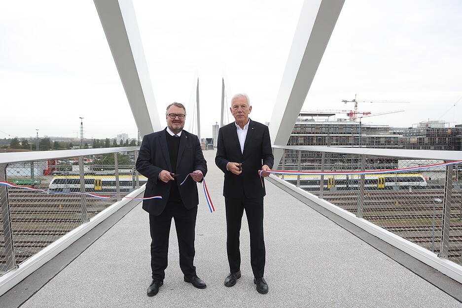 Baubürgermeister Andreas Ringle (links) und Oberbürgermeister Harry Mergel auf der neuen Brücke. Baubürgermeister Andreas Ringle (links) und Oberbürgermeister Harry Mergel auf der neuen Brücke.