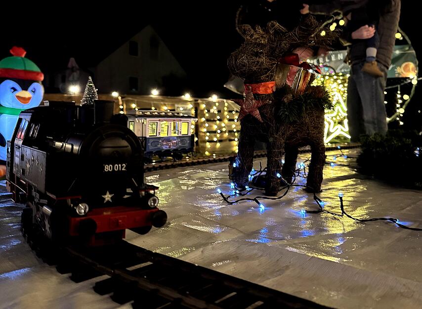 Eine Neuheit am Weihnachtshaus in Erlenbach ist die elektronische Lok. Besucher können an einer Schaltanlage Geschwindigkeit und Richtung des Zuges selbst bestimmen.