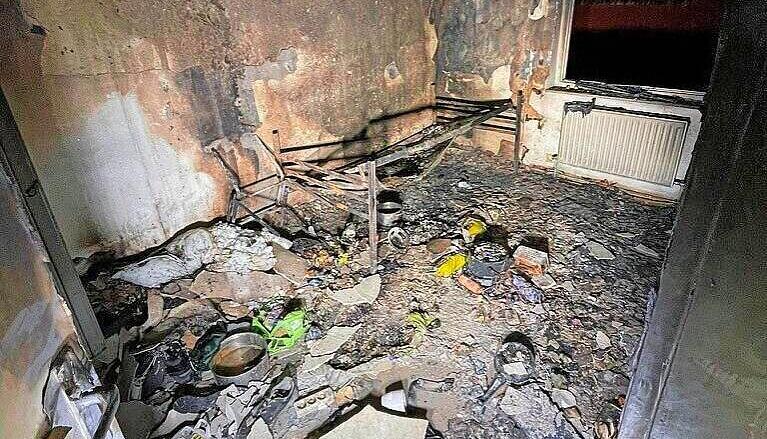 &bdquo;Massiv verraucht&ldquo; und in &bdquo;v&ouml;lliger Zerst&ouml;rung&ldquo; ist das Zimmer nach dem Brand, wie der Feuerwehr-Einsatzleiter es vor Gericht schildert. Dieses Foto hat die Feuerwehr damals von dem Zimmer gemacht.