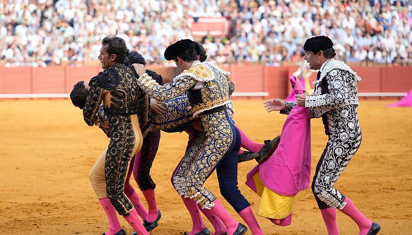 Helfer tragen den schwer verletzten Torero Morante de la Puebla aus der Stierkampfarena.