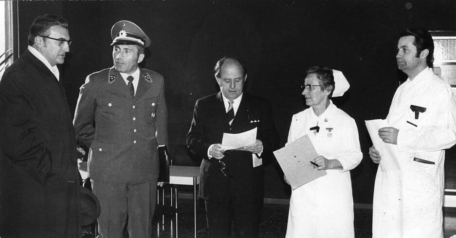 14. Oktober 1972: Der "Generalstab" beim Umzug der Frauenklinik vom Jägerhaus-Krankenhaus, der als Katastrophen-Schutzübung durchgeführt wurde, kann mit der Leistung der 300 Helfer mehr als zufrieden sein. Von links: Verwaltungsrat Walter Weil vom Amt für öffentliche Ordnung, Polizeihauptkommissar Schindler als Beobachter der Landespolizeidirektion, Bürgermeister Erwin Fuchs, Oberin Getrud Sperr und Chefarzt Dr. Hermann Krieg. 14. Oktober 1972: Der "Generalstab" beim Umzug der Frauenklinik vom Jägerhaus-Krankenhaus, der als Katastrophen-Schutzübung durchgeführt wurde, kann mit der Leistung der 300 Helfer mehr als zufrieden sein. Von links: Verwaltungsrat Walter Weil vom Amt für öffentliche Ordnung, Polizeihauptkommissar Schindler als Beobachter der Landespolizeidirektion, Bürgermeister Erwin Fuchs, Oberin Getrud Sperr und Chefarzt Dr. Hermann Krieg.