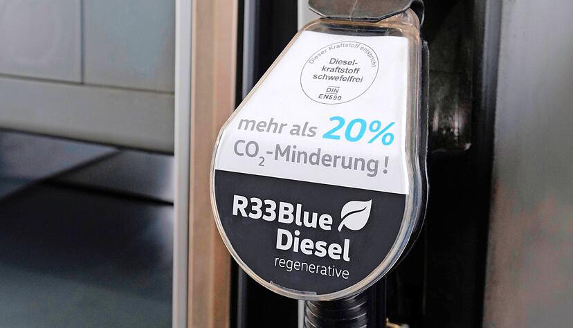 R33-Diesel enthält nur noch zwei Drittel fossilen Kraftstoff. Der Öhringer Mineralölhändler Edi hat das Produkt an einer Tankstelle im Heilbronner Industriegebiet im Angebot .
Foto: VW R33-Diesel enthält nur noch zwei Drittel fossilen Kraftstoff. Der Öhringer Mineralölhändler Edi hat das Produkt an einer Tankstelle im Heilbronner Industriegebiet im Angebot .
Foto: VW