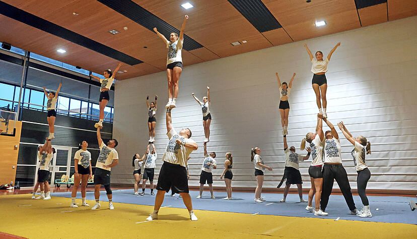 Beim Cheerleading spielt das Erscheinungsbild der Gruppe eine wichtige Rolle. Körperspannung, Synchronität und Ausdruck sind bewertungsrelevante Kriterien.