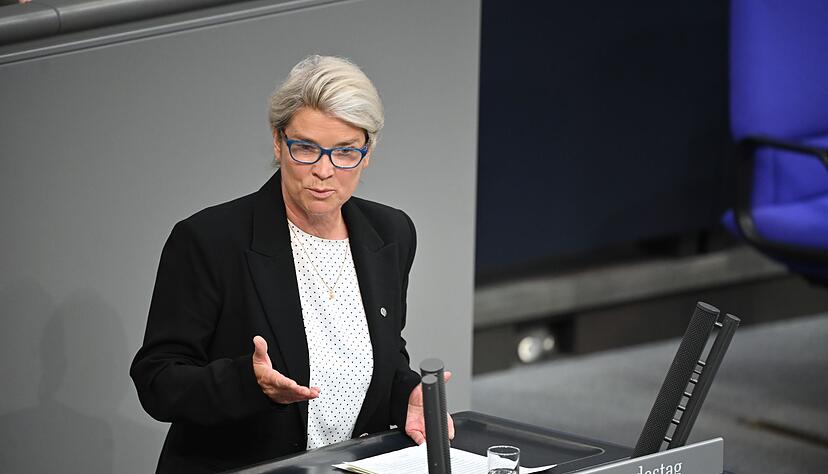 Ein Rauchverbot im Auto soll Schwangere und Minderjährige vor den Gefahren des Passivrauchens schützen, die CDU-Politikerin Borchardt warnt vor Symbolpolitik. (Symbolbild) Ein Rauchverbot im Auto soll Schwangere und Minderjährige vor den Gefahren des Passivrauchens schützen, die CDU-Politikerin Borchardt warnt vor Symbolpolitik. (Symbolbild)