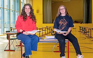 Erstmal mehr platt als erleichtert: Klara Kl&ouml;pfer (links) und Klara Rappel haben die Klausur in der sonnig-gelben, aber auch sehr warmen Turnhalle des Heilbronner Theodor-Heuss-Gymnasiums geschrieben und die Zeit ausgereizt.
Foto: Mario Berger