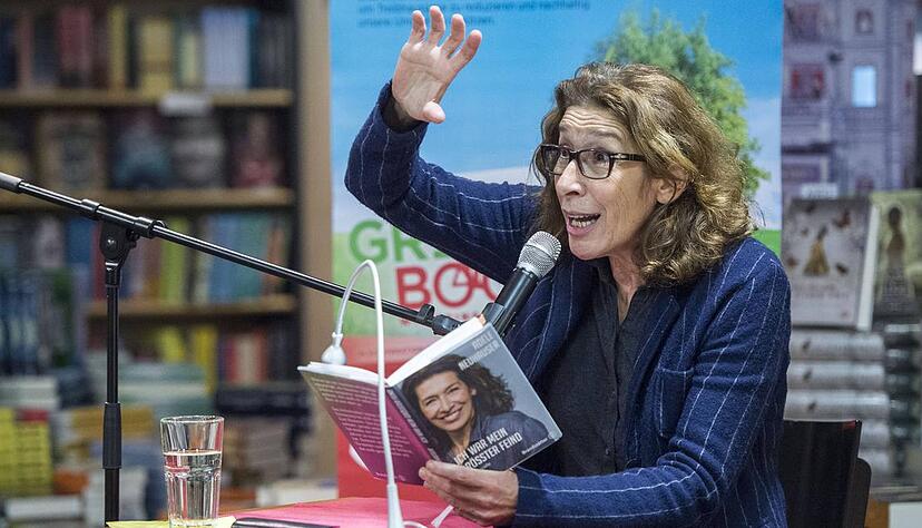 Gestenreich: Adele Neuhauser, die in Griechenland und Wien aufgewachsen ist, bei ihrer Lesung in der Buchhandlung Osiander. Foto: Mario Berger Gestenreich: Adele Neuhauser, die in Griechenland und Wien aufgewachsen ist, bei ihrer Lesung in der Buchhandlung Osiander. Foto: Mario Berger
