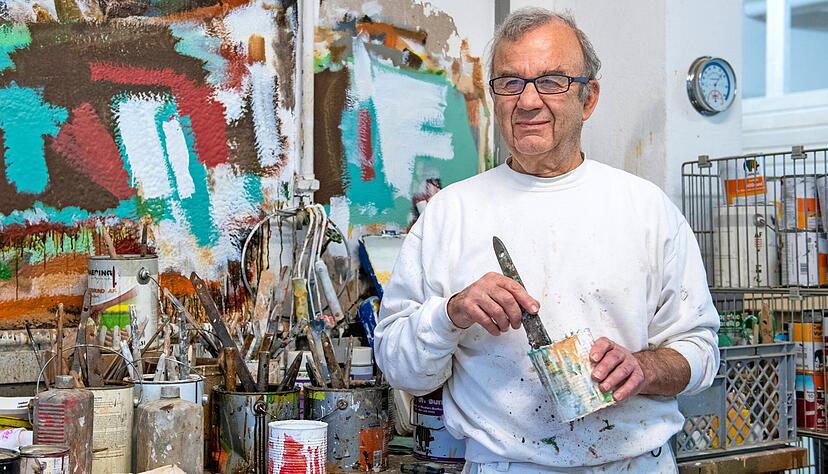 Auf einem gro&szlig;en Tisch mischt Ulrich Brixner die Farben f&uuml;r die antiken M&ouml;belst&uuml;cke zusammen. Foto: Kunz