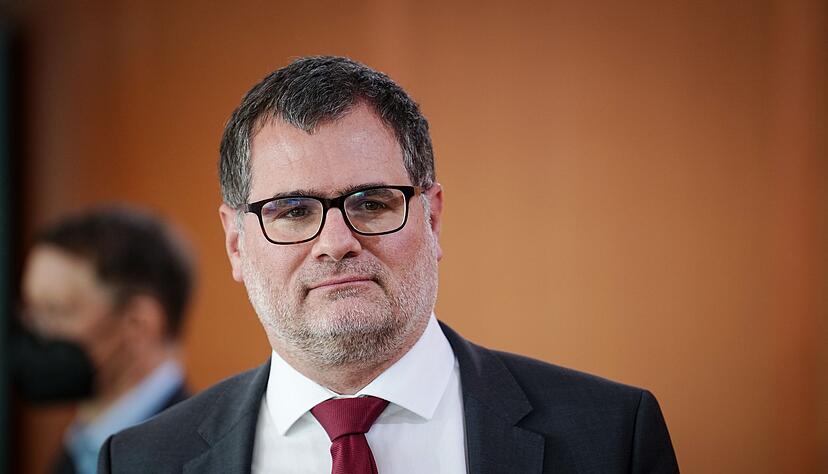Mehrere Politiker haben den Nazi-Vergleich von Kanzleramtschef Wolfgang Schmidt im Ringen um eine Lieferung von Kampfpanzern an die Ukraine kritisiert.