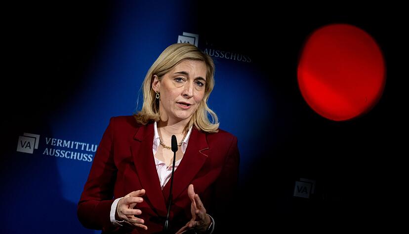 Gesundheitsministerin Nina Warken (CDU) steht ein arbeitsreiches Jahr bevor: Sie hat umfassende Reformen für die Finanzierung des Gesundheitssystems angekündigt, um die Kosten in den Griff zu bekommen. (Archivbild) Gesundheitsministerin Nina Warken (CDU) steht ein arbeitsreiches Jahr bevor: Sie hat umfassende Reformen für die Finanzierung des Gesundheitssystems angekündigt, um die Kosten in den Griff zu bekommen. (Archivbild)