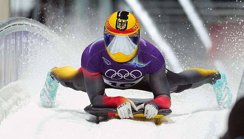 Skeletonpiloten rasen mit weit mehr als 100 Stundenkilometer Kopf voraus durch den Eiskanal.