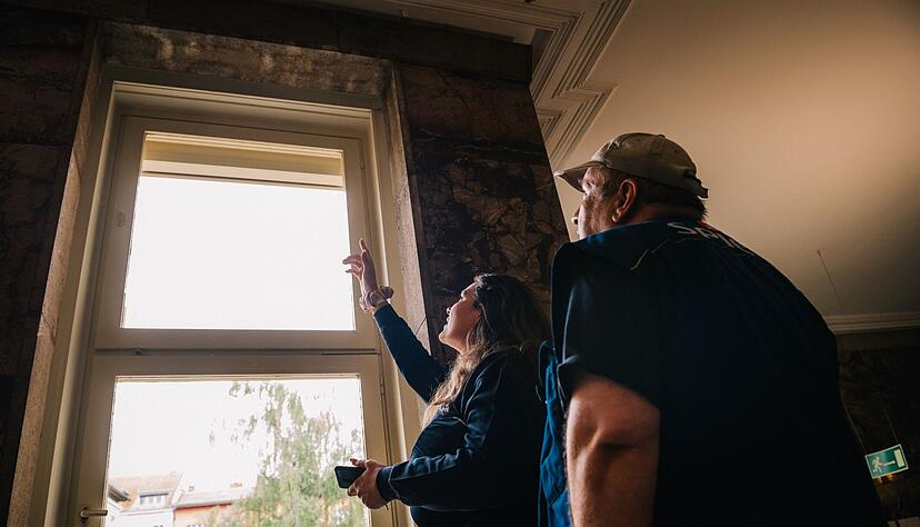Bei unvorhersehbaren Ereignissen wie einem Wassereinbruch muss Facility Managerin Annabella Bolsenk&ouml;tter schnell eine L&ouml;sung finden: Hier begutachtet sie mit einem Mitarbeiter einen Wasserschaden in einem ihrer Objekte in Berlin.