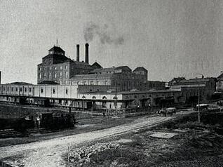 Hubert Mitterlechner hat ein altes Buch über die Stadt in seinem Besitz. „Bei einer Haushaltsauflösung muss ich es behalten haben“, sagt der gebürtige Salzburger. Die alte Zuckerfabrik ist eines der Motive, das Mitterlechner gut gefällt. Hubert Mitterlechner hat ein altes Buch über die Stadt in seinem Besitz. „Bei einer Haushaltsauflösung muss ich es behalten haben“, sagt der gebürtige Salzburger. Die alte Zuckerfabrik ist eines der Motive, das Mitterlechner gut gefällt.