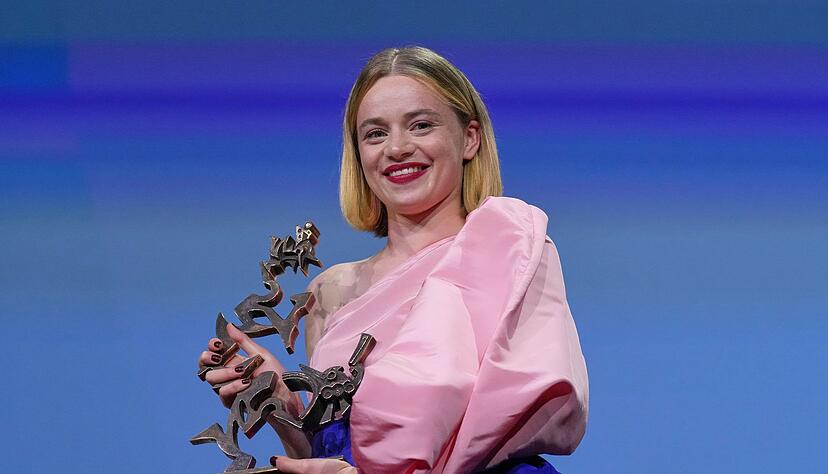 Luna Wedler mit dem Nachwuchspreis.