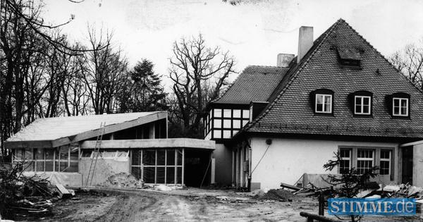 Modernisierung im Heilbronner Stadtwald: Auf der seitherigen Gartenterrasse der Jägerhausgaststätte  entsteht 1975 ein moderner Anbau mit großzügiger Fensterfront. Modernisierung im Heilbronner Stadtwald: Auf der seitherigen Gartenterrasse der Jägerhausgaststätte  entsteht 1975 ein moderner Anbau mit großzügiger Fensterfront.