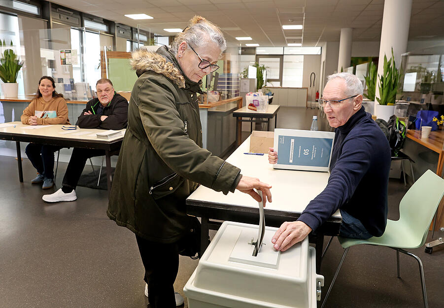 Gro&szlig;er W&auml;hlerandrang in Neckarsulm: Am Wahllokal im Rathaus stehen die Menschen am Vormittag Schlange. Um die Mittagszeit ist etwas weniger los.