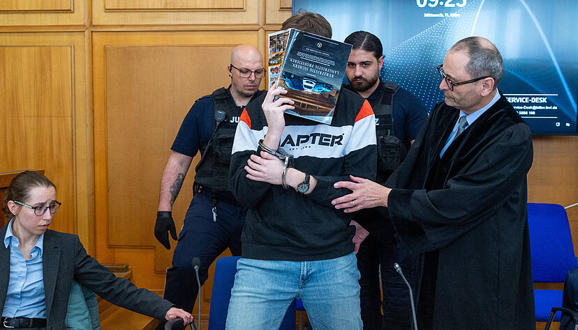 Ein 18-J&auml;hriger soll aus Rache nach einem Streit einen Zw&ouml;lfj&auml;hrigen auf dem Edeka-Parkplatz in Niedernhall &uuml;berfahren haben. Der Junge war sofort tot.