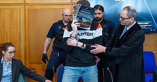 Ein 18-J&auml;hriger soll aus Rache nach einem Streit einen Zw&ouml;lfj&auml;hrigen auf dem Edeka-Parkplatz in Niedernhall &uuml;berfahren haben. Der Junge war sofort tot.