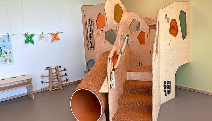 Im Schlosszimmer steht eine Kletterburg mit Rutsche. Es gibt neben den Gruppenräumen viele Nebenräume wie Atelier und Turnzimmer.