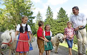 Der Streichelzoo mit Ponys kommt bei den Kids super an. Es ist eine von vielen Ideen, die Volker K&uuml;chler (re.) umgesetzt hat.