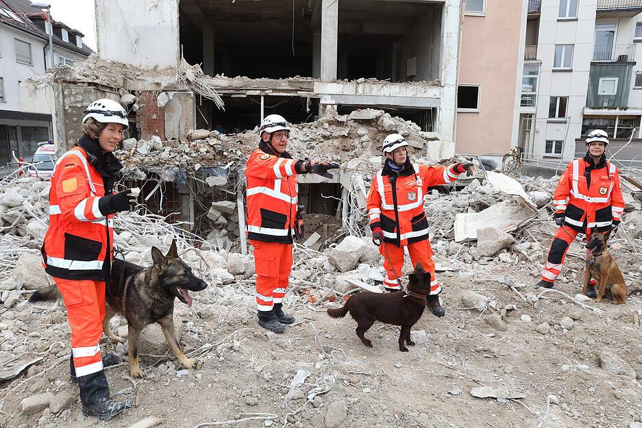 Rettungshundetraining im Kaufhaus Barthel