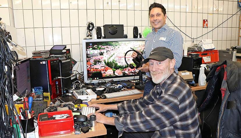 Thilo Rampmaier (vorn) macht in der Werkstatt des Secondhandkaufhauses der Heilbronner Aufbaugilde gespendete PCs fit für den Handel. Kaufhaus-Betriebsleiter Jörg Kiefer legt Wert darauf, Langzeitarbeitslosen Perspektiven zu geben.