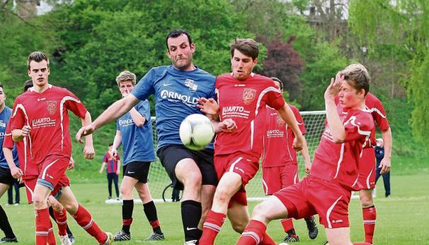 Die Forchtenberger Lukas Pecher (von rechts) und Thorsten Schuster stoppen Patrik Laciny von der SG Sindringen/Ernsbach II.Foto: Alexander Bertok Die Forchtenberger Lukas Pecher (von rechts) und Thorsten Schuster stoppen Patrik Laciny von der SG Sindringen/Ernsbach II.Foto: Alexander Bertok