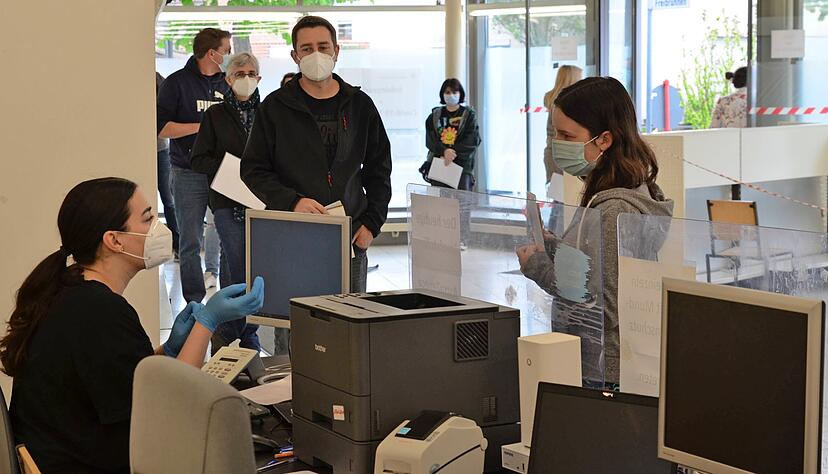 Im Minutentakt werden die Impfwilligen eingecheckt und nur kurze Zeit sp&auml;ter ist die Spritze auch schon gesetzt: In Obereisesheim kamen so am Samstag mehr als 700 Personen zu einer Erstimpfung.
Foto: Stefanie Pf&auml;ffle