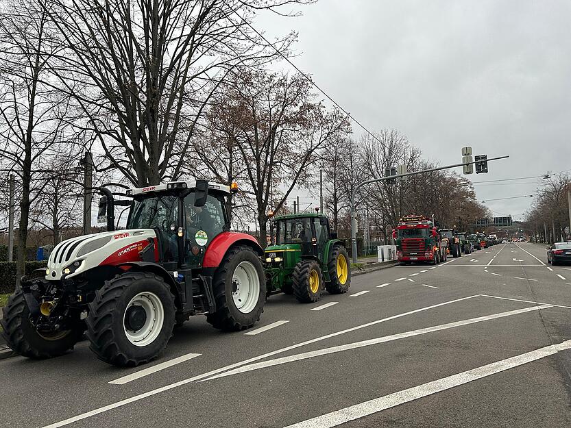 Bauernprotest in Stuttgart  – Hunderte Traktoren blockieren Verkehr auf B10