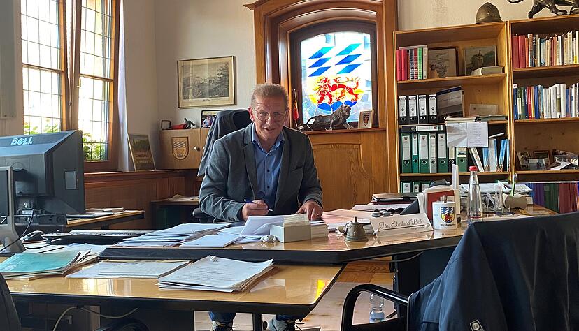Der Bürgermeister beim Aktenstudium. Die Gemeinderäte erwarten von Birk nunmehr klare Entscheidungen und Führung.